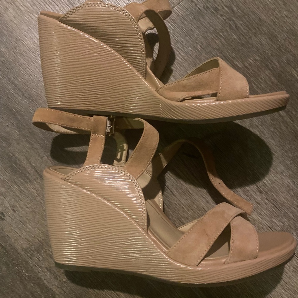 Vionic Shoes Women’s Size 10 Bonita Wedge, Sandal, Tan - Suede - Worn Once